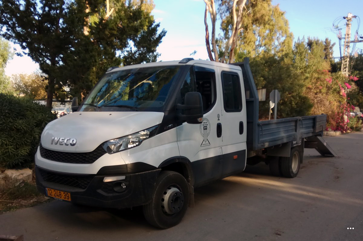 Бортовой грузовик со сдвоенной кабиной IVECO Daily. Израиль, Хайфа