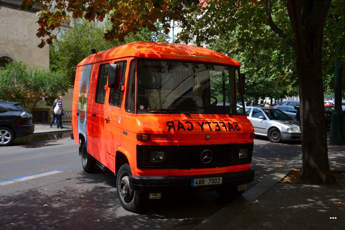 Фургон Mercedes-Benz T2 #4AB 7003. Чехия, Прага