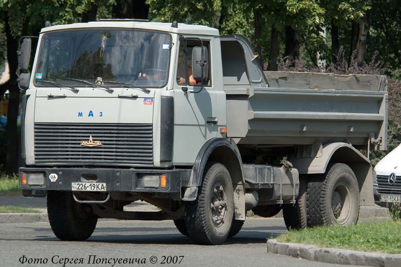 Самосвал МАЗ-5551. Гос. № 226-19 КА. Киев, улица Стеценко