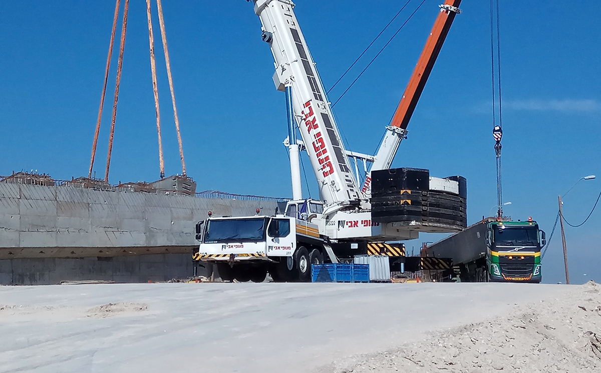 Автокран Liebherr LTM 1300 на установке мостовых перекрытий. Израиль, Северный округ