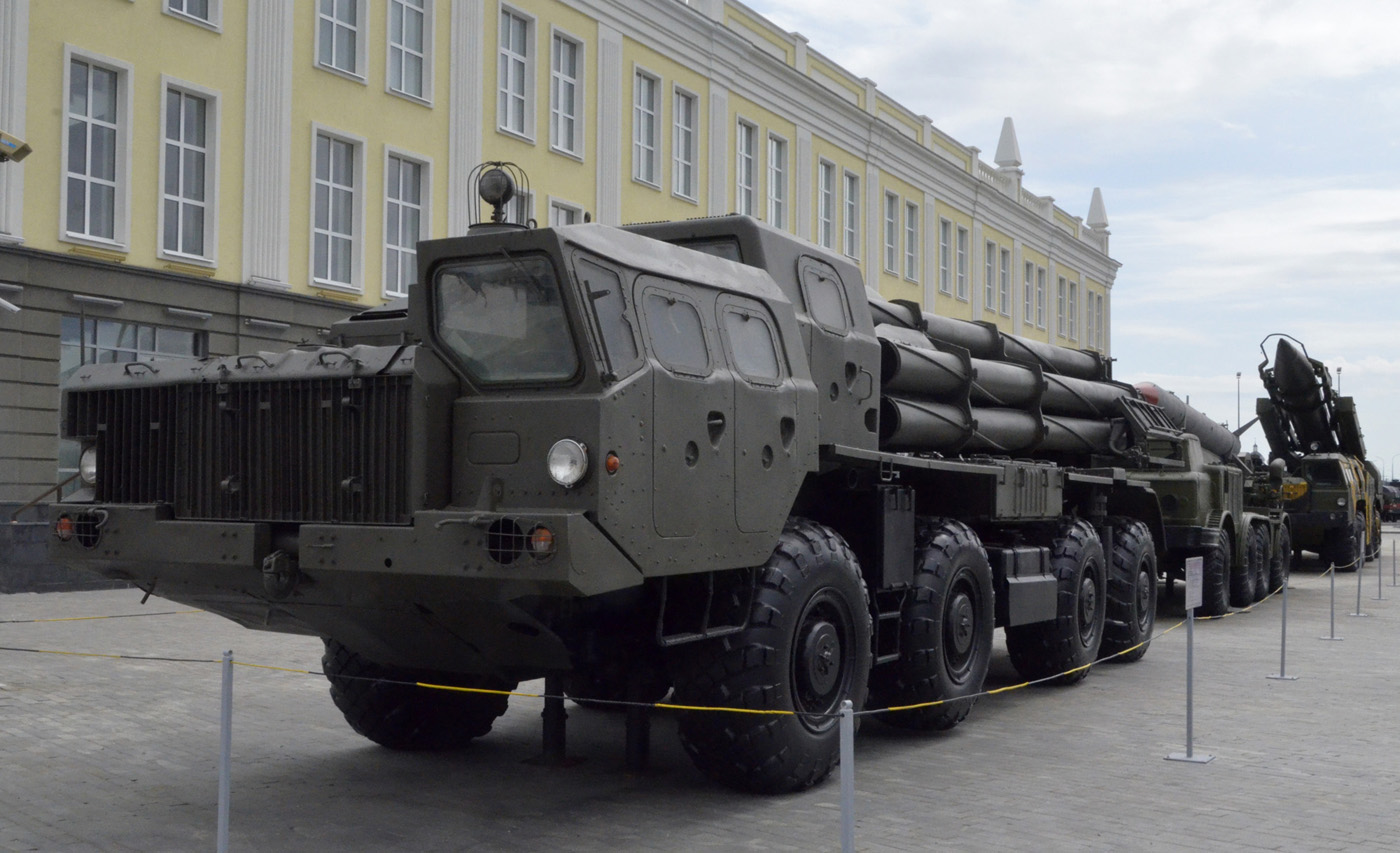 Пусковая установка 9А52 системы залпового огня БМ-30 «Смерч» 9К58 на шасси МАЗ-543М. Свердловская область, Верхняя Пышма, музей "Боевая Слава Урала"