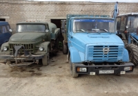 Поливомоечная машина АКПМ-3 на шасси ЗиЛ-431412 и грузовой автомобиль ЗиЛ-4331 # Х 995 ВН 60. Псковская область, город Порхов