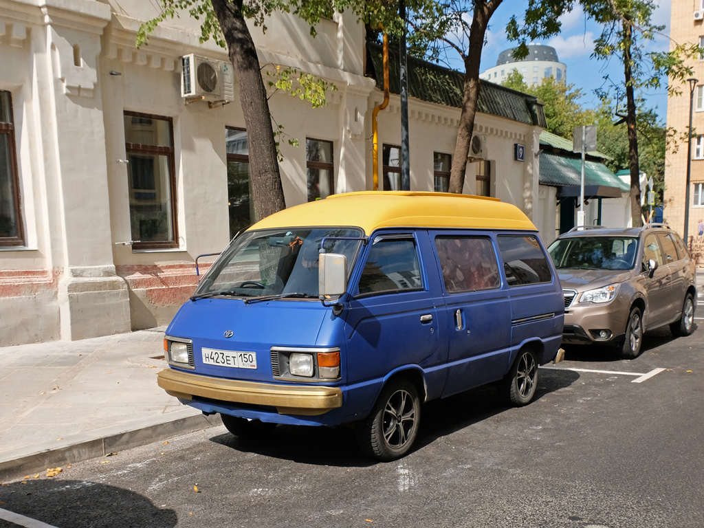 Микроавтобус Toyota #Н 423 ЕТ 150 . Москва, Миусская площадь 