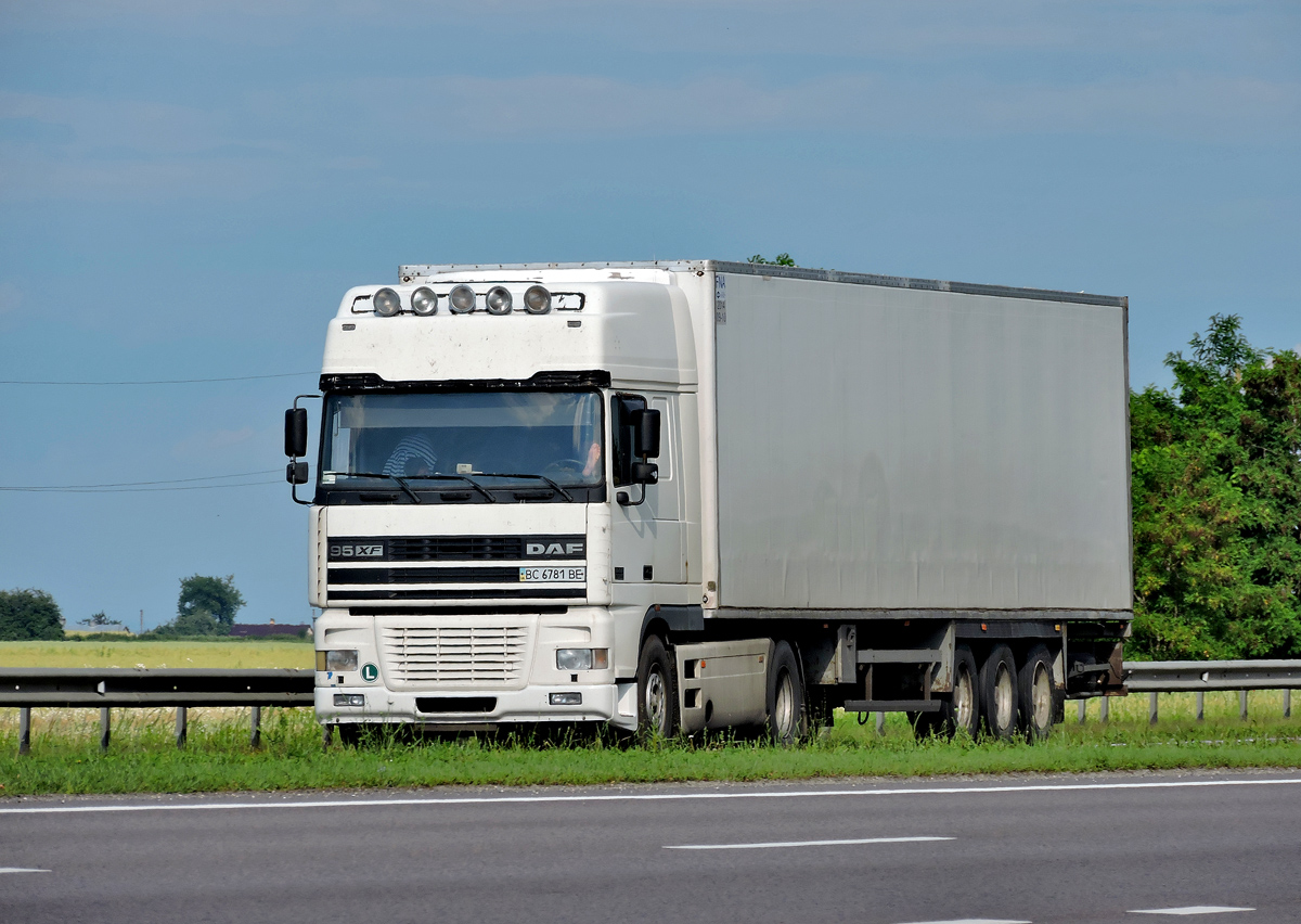 DAF XF 95 #ВС 6781 ВЕ  с полуприцепом-изотермическим фургоном . Львовская область, автодорога М-06