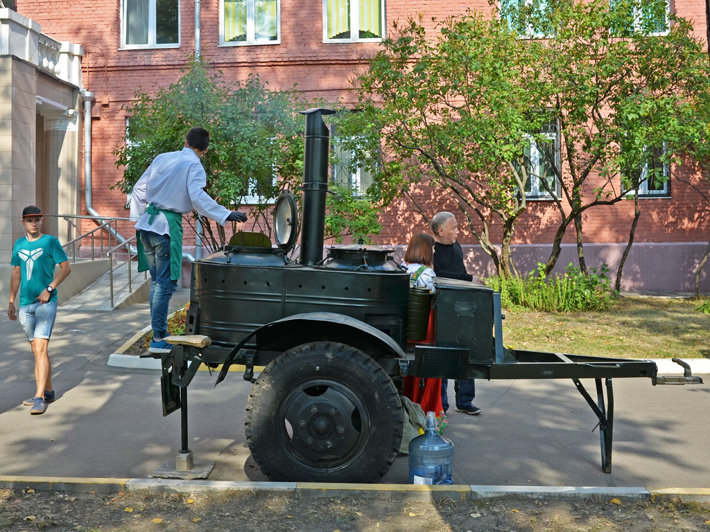 Рабочая полевая кухня на избирательном участке . Москва, улица Зои и Александра Космодемьянских 