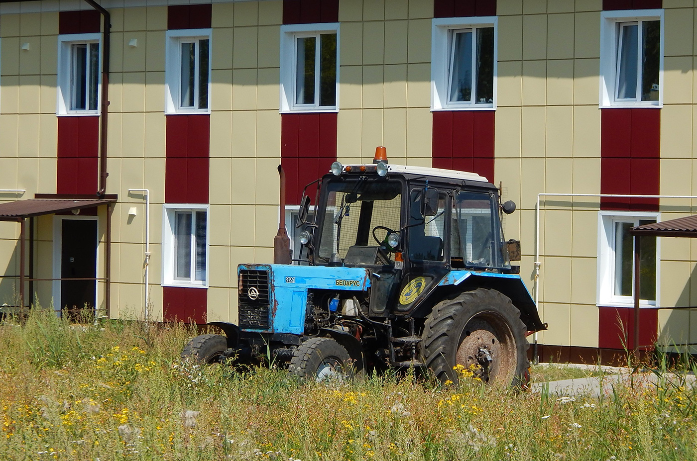 Трактор Беларус-82.1 # 2446 ЕЕ 31 с навесной косилкой. Белгородская область, г. Бирюч, ул. Республиканская