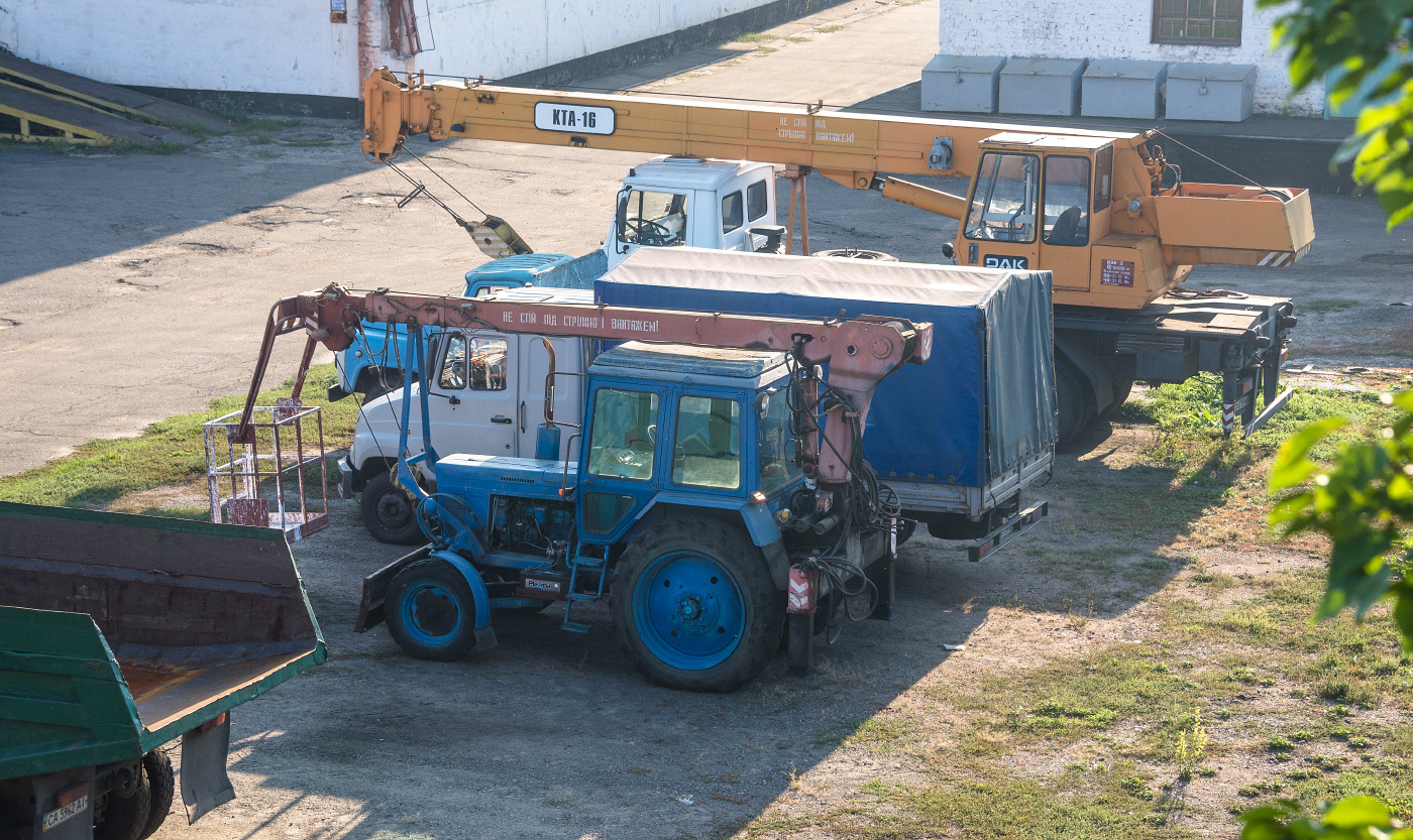 Автомобили КамАЗ-55111, ГАЗ-53-12, ЗиЛ-5301*, подъёмник монтажный специальный ОПТ-9195 на базе трактора МТЗ-80.1 "Беларусь, кран КТА-16 на шасси МАЗ-5337. Черкасска область, Смела, завод СЕМЗ