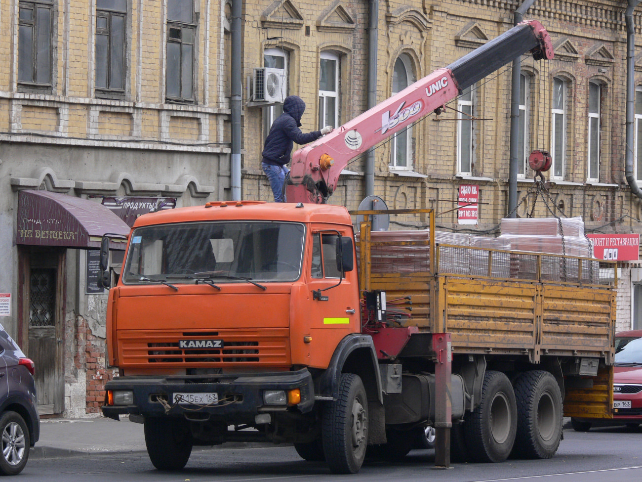 Грузовой автомобиль с  КМУ Unic V-500 на базе КамАЗ-65115 #А 215 ЕХ 163. г. Самара, ул. Венцека