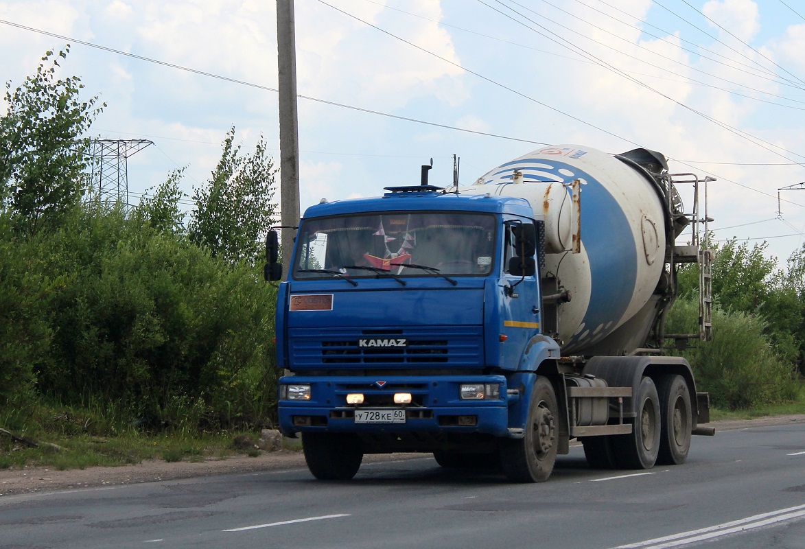 Бетоносмеситель 58149Z на шасси КамАЗ-6520 #У 728 КЕ 60. Псков, Инженерная улица
