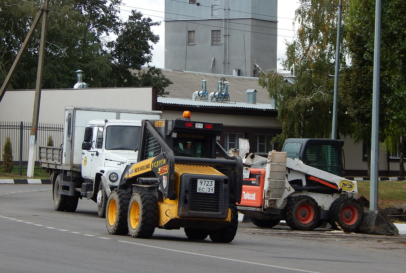 Минипогрузчик New Holland  # 9723 ЕС 31. Белгородская область, г. Алексеевка, ул. Мостовая