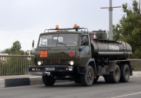 Топливный заправщик на шасси КамАЗ #7852 ЕЕ 43. Псков, Крестовское шоссе