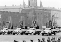 грузовые автомобили ЗиЛ-166А на Красной площади во время празднования 44-й годовщины Октябрьской революции. г. Москва, Красная площадь