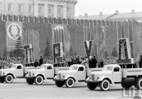 грузовые автомобили ЗиЛ-166А на Красной площади во время празднования 44-й годовщины Октябрьской революции. г. Москва, Красная площадь