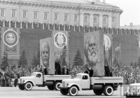 грузовые автомобили ЗиЛ-166А на Красной площади во время празднования 44-й годовщины Октябрьской революции. г. Москва, Красная площадь