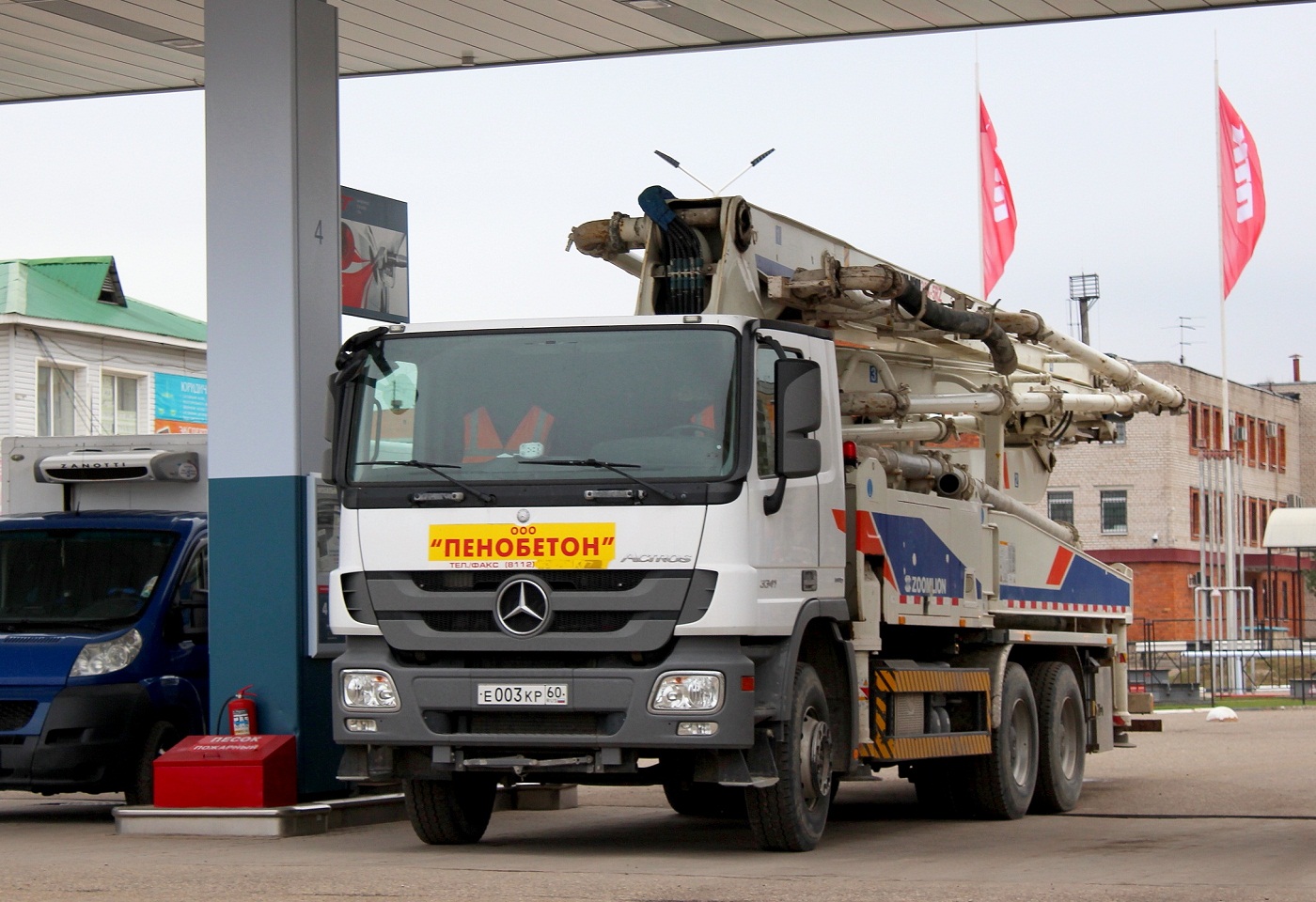 Бетононасос Zoomlion 38X-5RZ на шасси Mercedes-Benz Actros 3341 #Е 003 КР 60. Псков, улица Труда