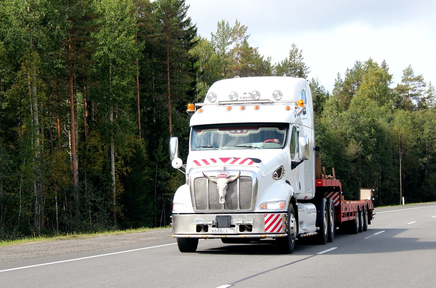 Седельный тягач Peterbilt 387 112 Medmidroof #В 666 СЕ 178. Карелия, трасса Р-21 "Кола", Кондопожский район