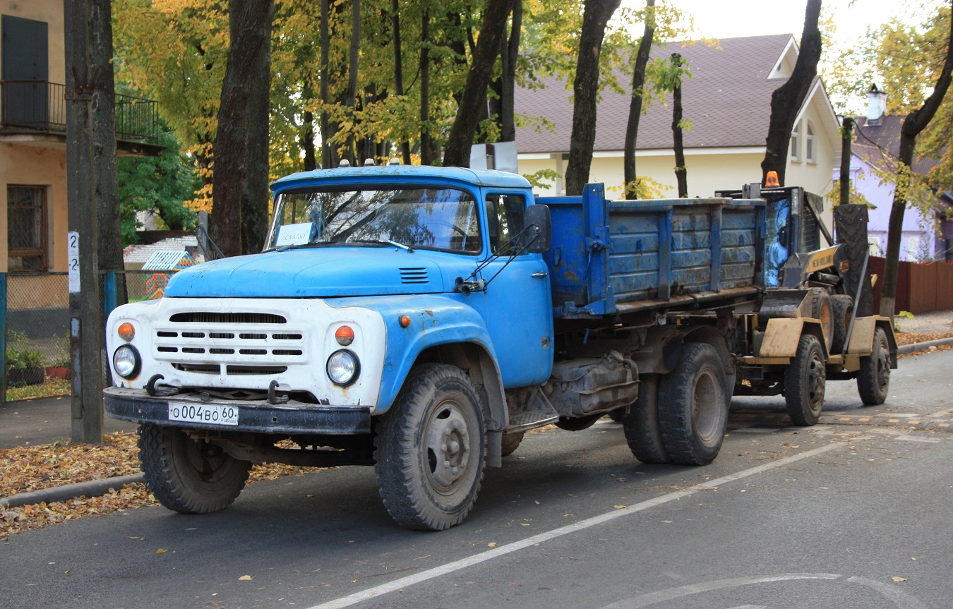 Сельскохозяйственный самосвал ЗИЛ-ММЗ-554М на шасси ЗИЛ-495710 #О 004 ВО 60 и минипогрузчик New Holland L160. Псков, улица Олега Кошевого