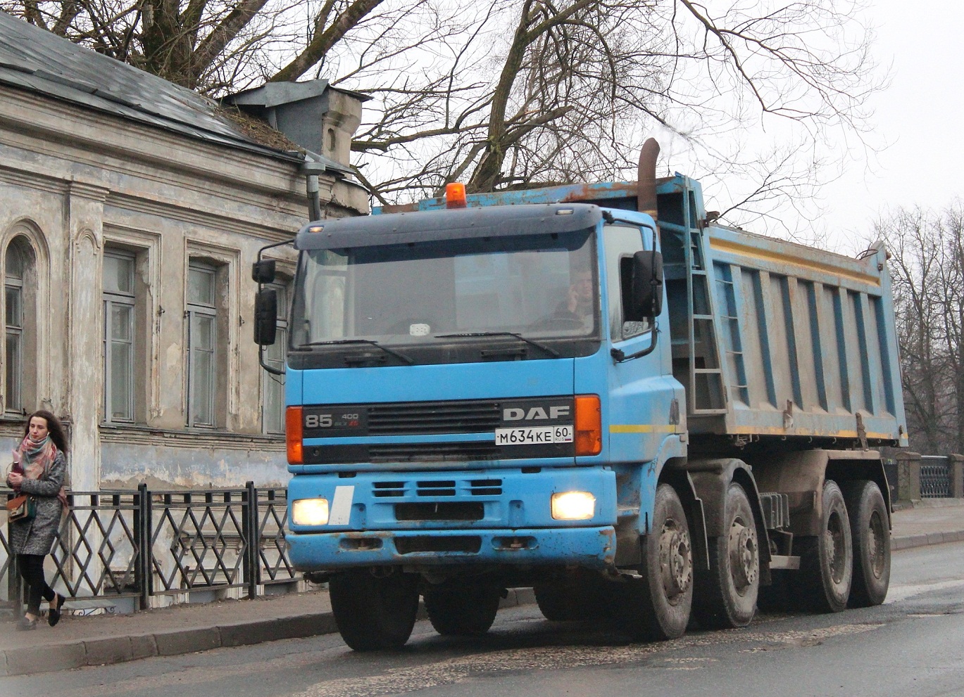 Самосвал 647527 на шасси DAF FAS 85 #М 634 КЕ 60. Псков, улица Леона Поземского