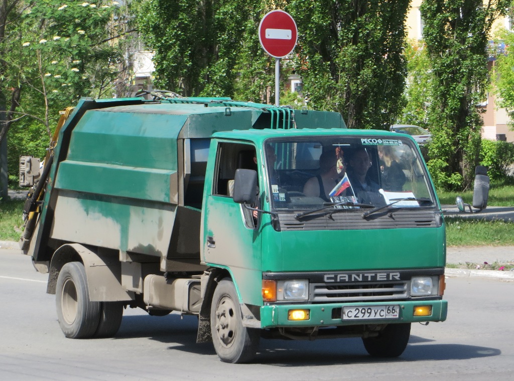Мусоровоз на шасси Mitsubishi Fuso Canter #С 299 УС 66. Курганская область, Шадринск, улица Свердлова