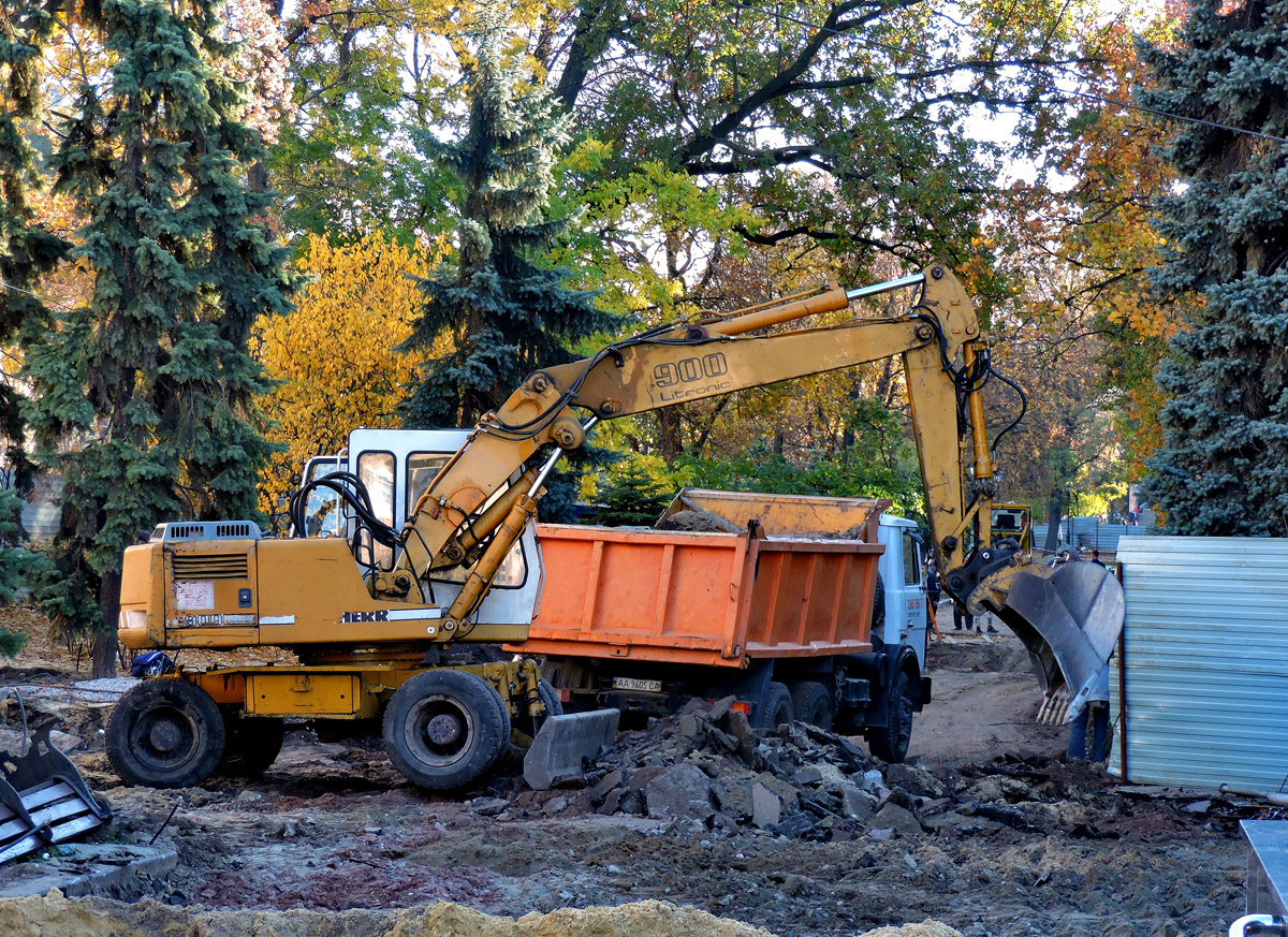 Колесный экскаватор Liebherr 900 C Litronic и самосвал МАЗ-5516 #AA 9605 CA на благоустройстве Парка имени Горького. Харьковская область, г. Харьков, Сумская улица