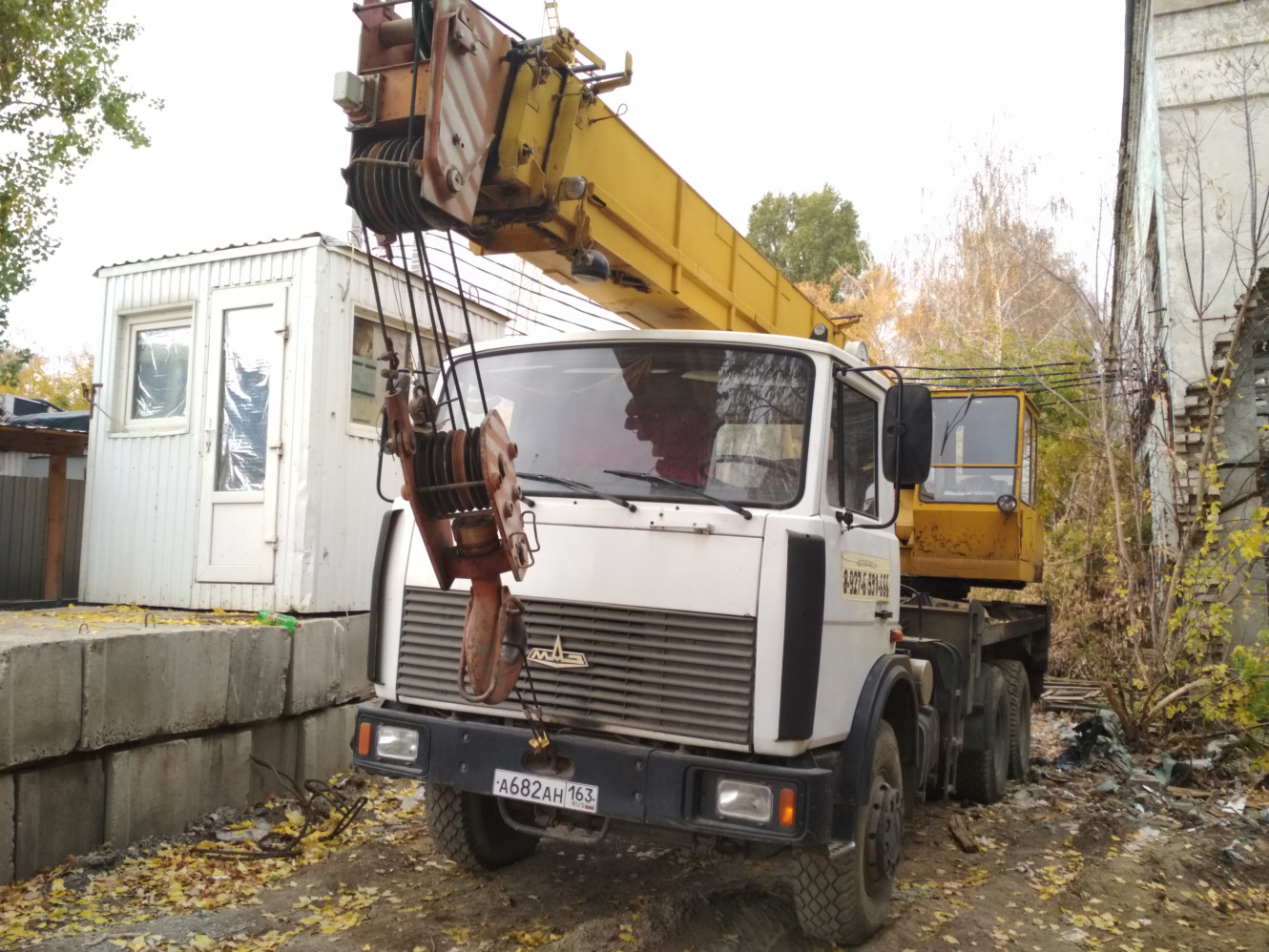 Подъемный кран на шасси МАЗ-5516 #а 682 ан 163. г. Самара, ул. Ново-Садовая