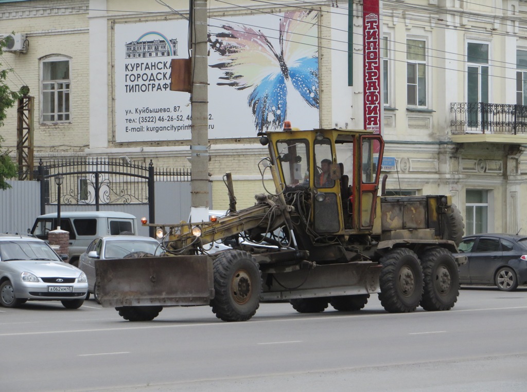 Автогрейдер ДЗ-143. Курган, улица Куйбышева