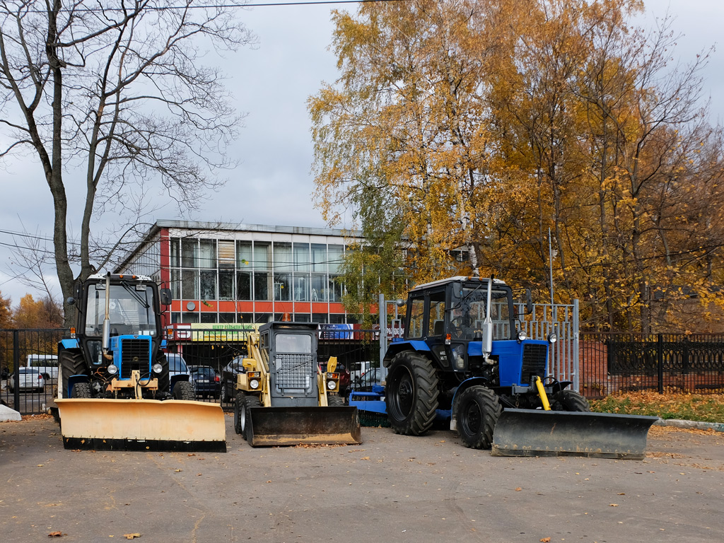 Коммунальная уборочная техника в составе тракторов МТЗ-82.1 "Беларус" и минипогрузчика. г. Москва, территория парка "Сокольники" 