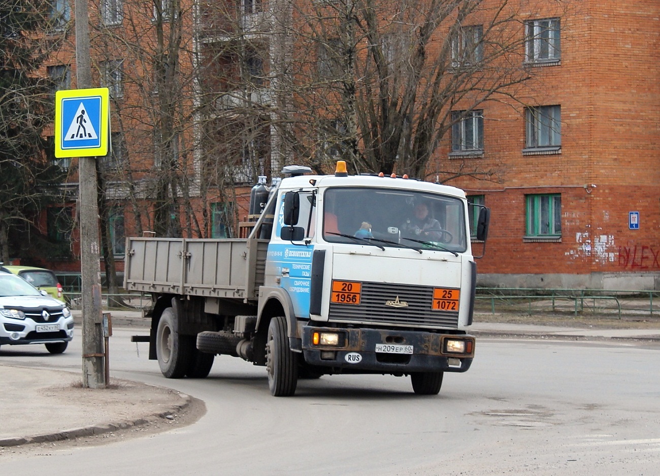 Бортовой грузовик МАЗ-5336А3-320 #Н 209 ЕР 60. Псков, Инженерная улица