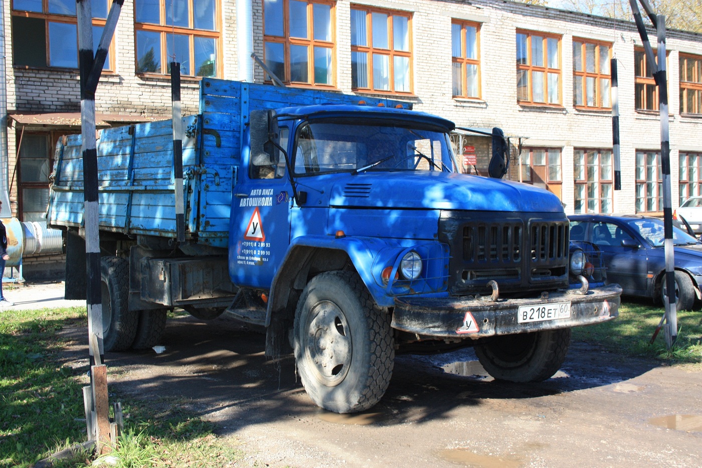 Бортовой грузовик ЗИЛ-130 #В 218 ЕТ 60. Псков, улица Труда