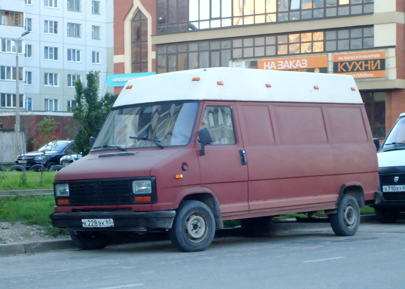 Цельнометаллический фургон Peugeot J5 #К 228 ВК 60. Псков, улица Рокоссовского