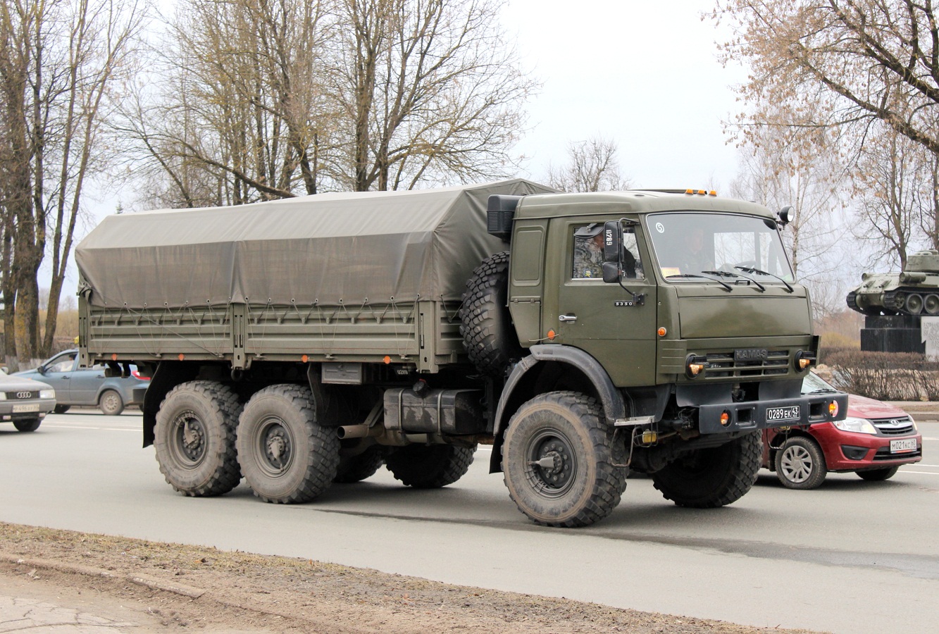 Бортовой грузовик КамАЗ-5350 #0289 ЕК 43. Псков, площадь Героев Десантников