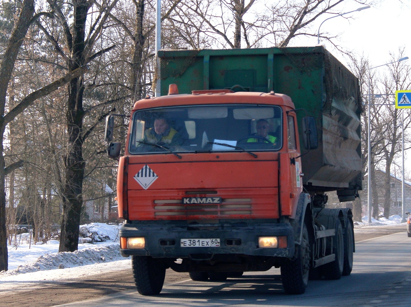 Мультилифт МСК-10-04А на шасси КамАЗ-65115-1071 #Е 381 ЕХ 60. Псков, улица Леона Поземского
