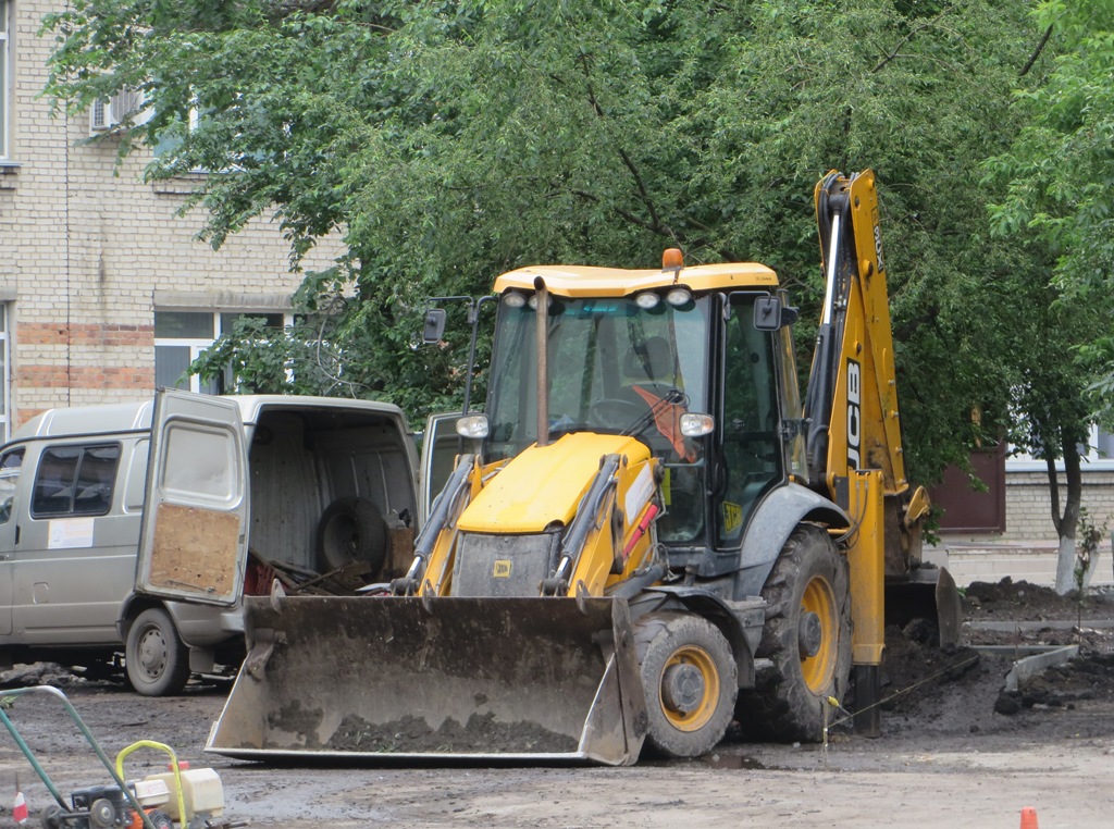 Экскаватор-погрузчик JCB 3CX. Курган, улица Ленина