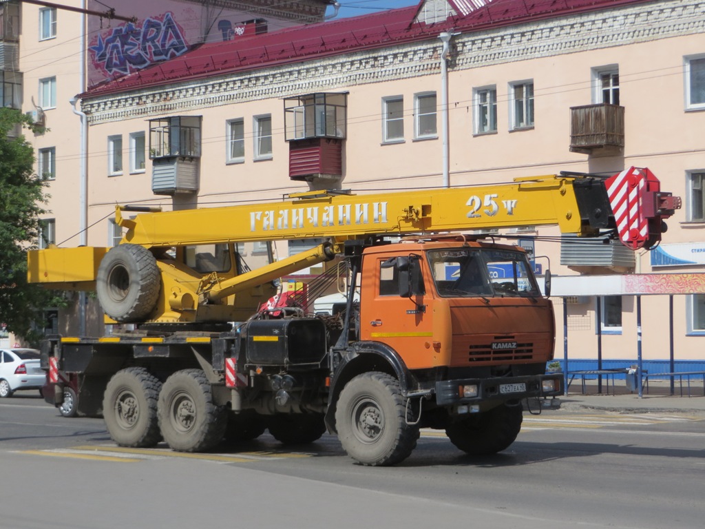 Автокран КС-55713-5 "Галичанин" на шасси КамАЗ-43118-15 #C 627 EA 45. Курган, улица Коли Мяготина