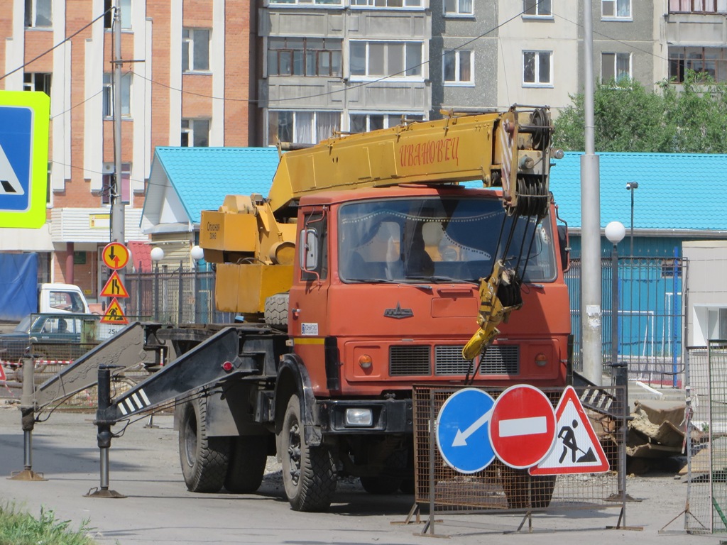 Автокран КС-3577-4 на шасси МАЗ-5337 #Е 002 КК 45. Курган, улица Кравченко