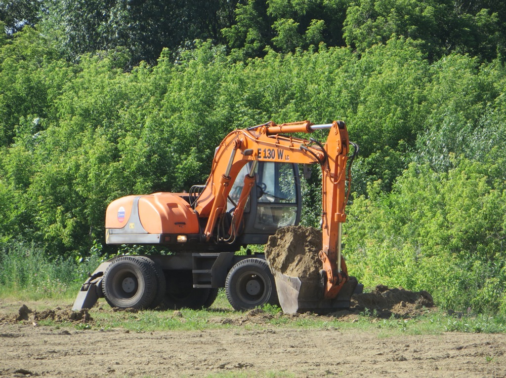 Экскаватор E130W. Курган, Молодёжный парк