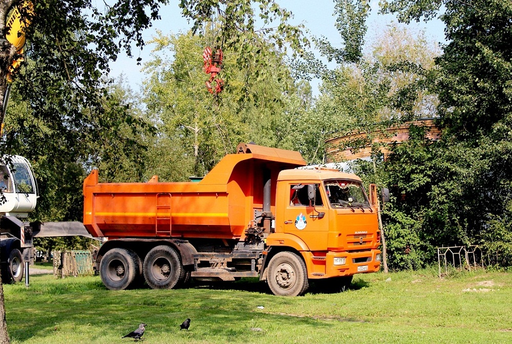 Самосвал КамАЗ-65115 N3 #Н 032 КВ 60. Псков, улица Труда