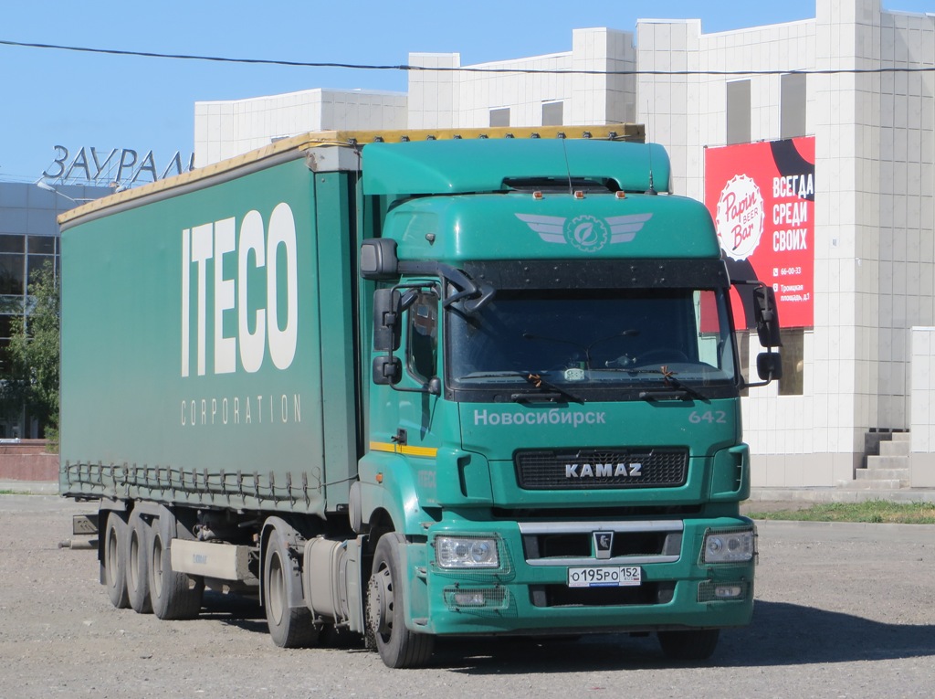 Седельный тягач КамАЗ-5490-S5 #О 195 РО 152.  Курган, Троицкая площадь