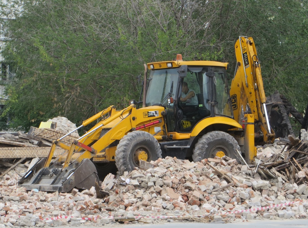 Экскаватор-погрузчик JCB 3CX.  Курган, улица Куйбышева 