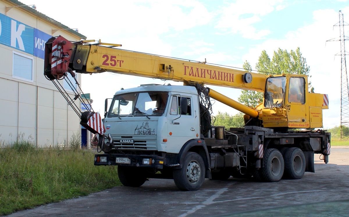 КС-55713-1 Галичанин на шасси КамАЗ-55111 #Х 999 КС 60. Псков, Инженерная улица