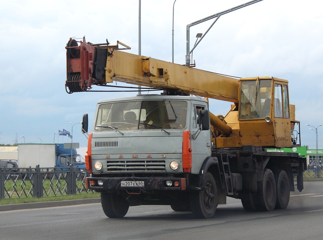 Автокран КС-4572А "Галичанин" на шасси КамАЗ-53213 #Н 207 ЕХ 60. Псков, Рижский проспект