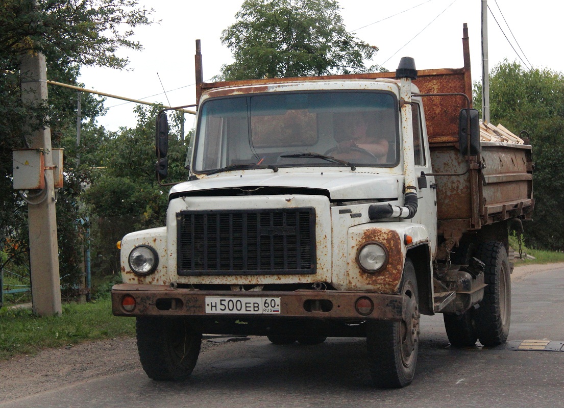 Самосвал ГАЗ-САЗ-35071  #Н 500 ЕВ 60. Псков, улица Черняховского