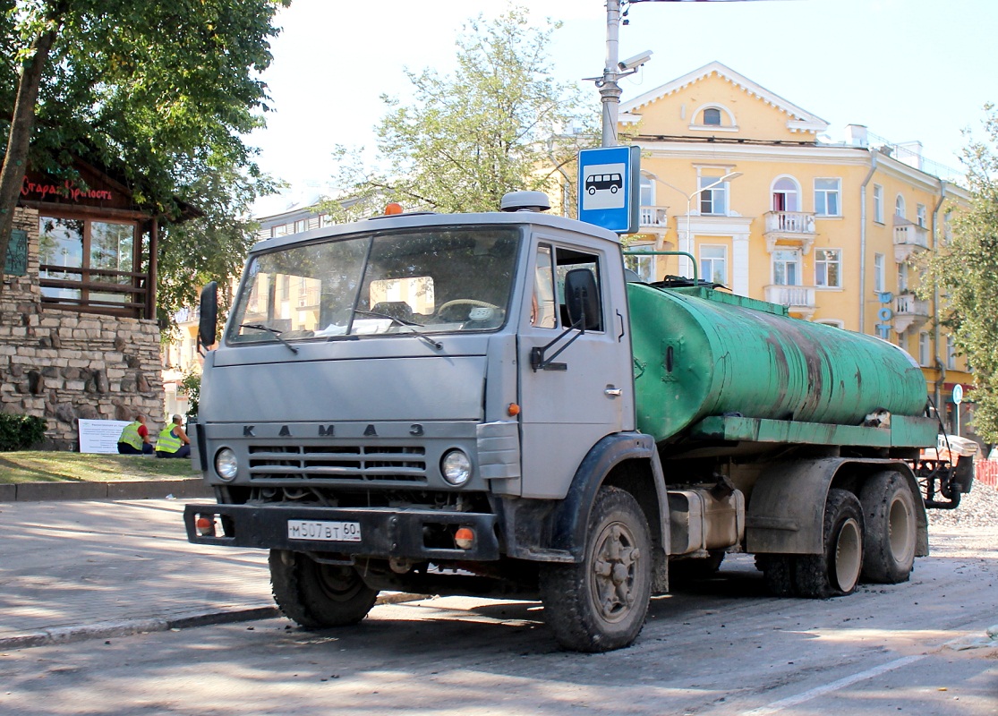 Автогудронатор ДС-142Б на шасси КамАЗ-53213 #М 507 ВТ 60. Псков, Октябрьский проспект