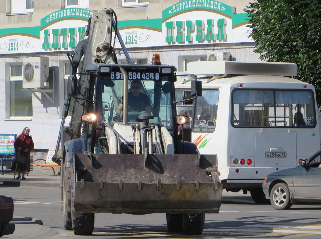 Экскаватор-погрузчик Terex-820.  Курган, улица Ленина