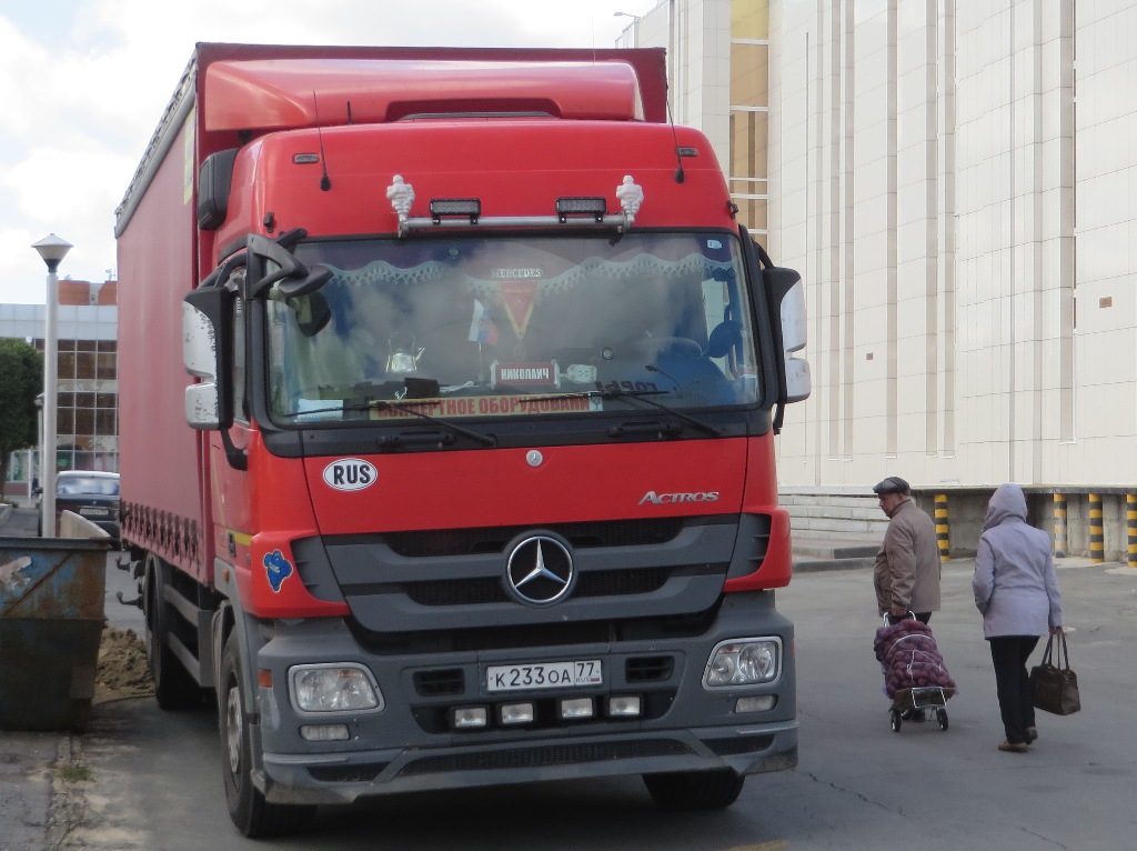 Бортовой грузовик Mercedes-Benz Actros 2532 #К 233 ОА 77. Курган, Троицкая площадь