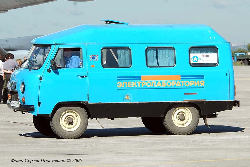 Спецмашина мод. 22153 #В 376 МЕ 50 на МАКС-2005. Московская область, Жуковский