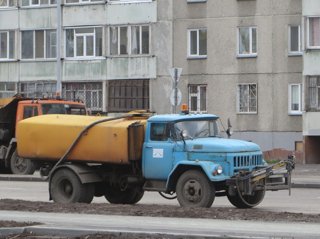 Комбинированная дорожная машина КО-713-01 на шасси ЗиЛ-431412 #С 208 АМ 45. Курган, улица Бурова-Петрова