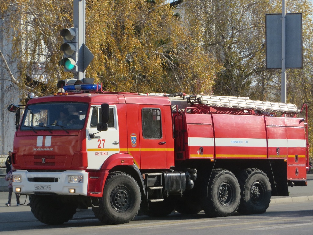 Пожарная автоцистерна АЦ-8,0-70(43118) на шасси КамАЗ-43118 #М 009 КО 45. Курган, улица Ленина