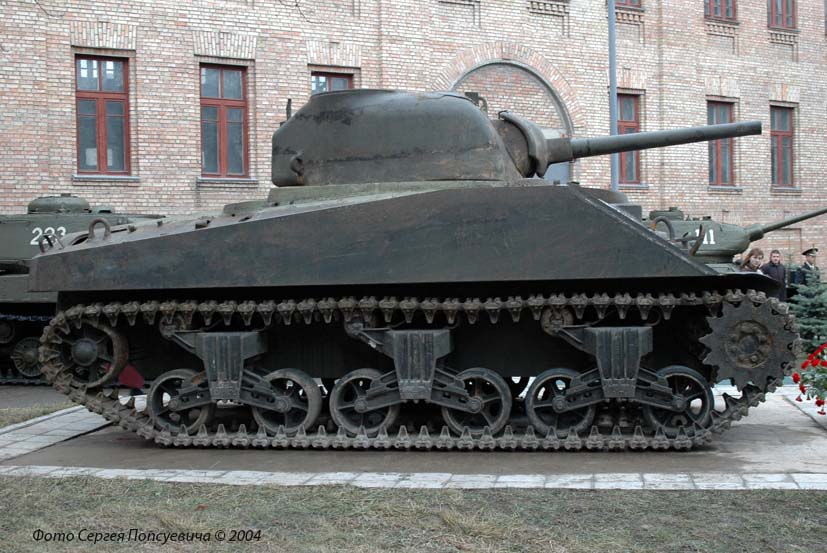 Средний танк M4A2 Sherman. Киев, Воздухофлотский проспект.