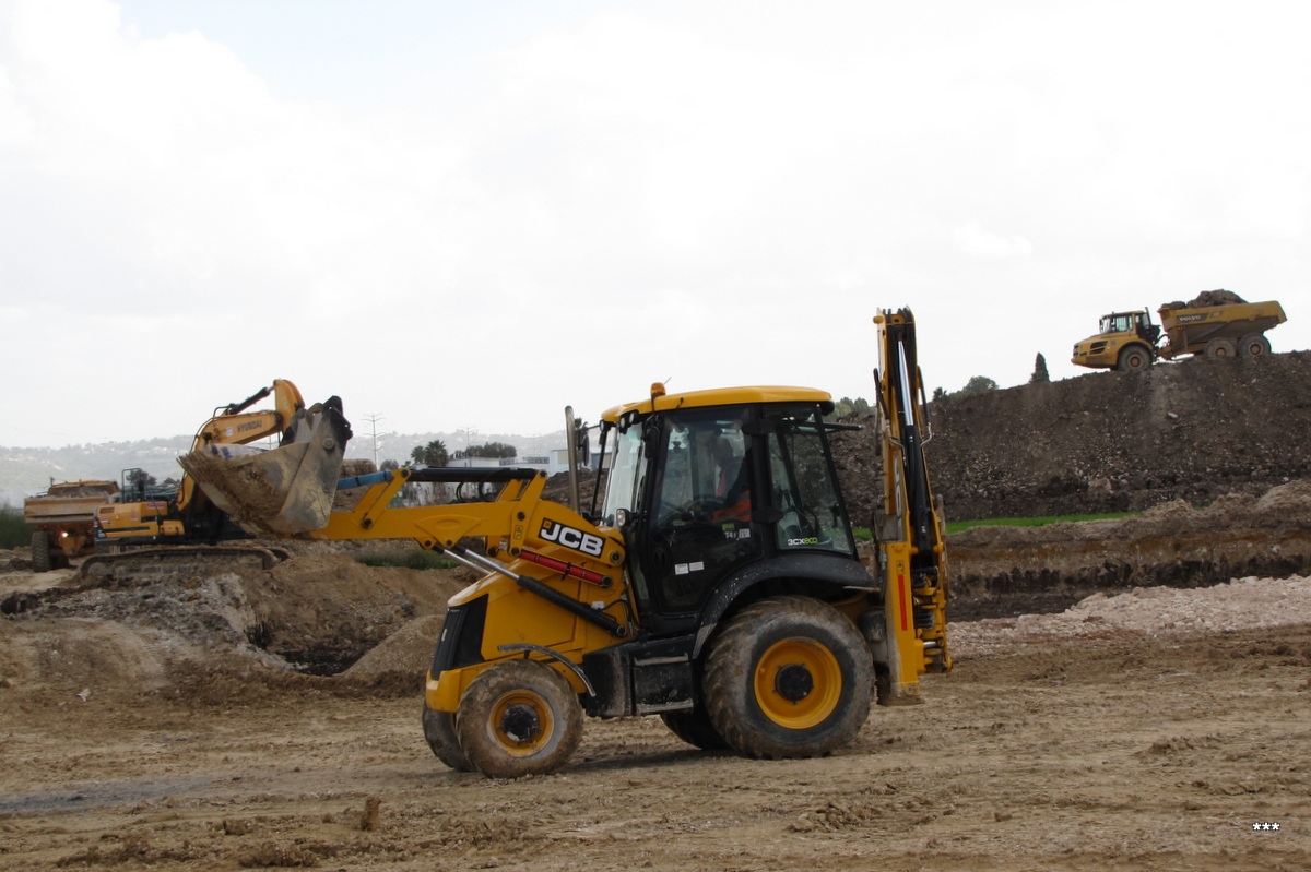 Трактор JCB 3CX ECO, строительство автобусного терминала на востоке Хайфы. Израиль, перекресток Ягур